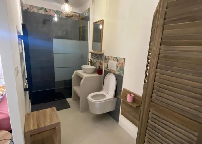 La A L Ombre Du Coteau בית הארחה